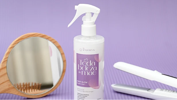 Produto com acessórios de cabelo sobre fundo lilás