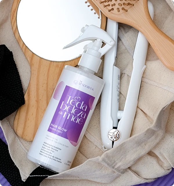 Produto capilar ao lado de acessórios de cabelo